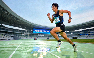 田径运动员在2026年新型环保跑道上测试性能